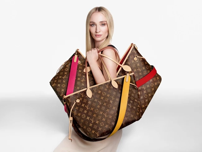 Ο οίκος Louis Vuitton επαναλανσάρει την εμβληματική Neverfull