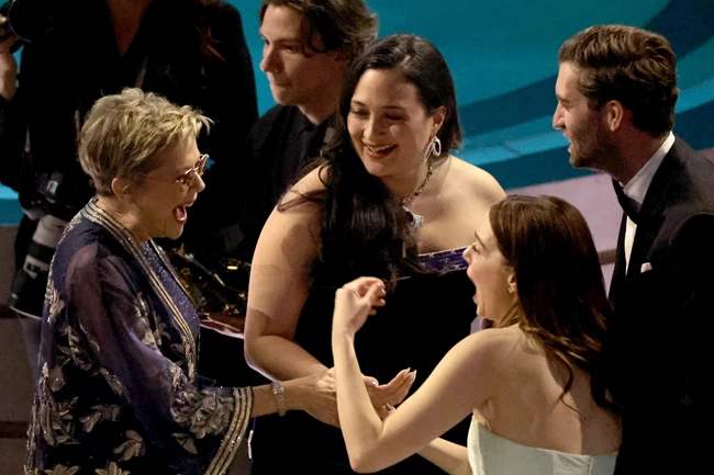 Women Empowerment Stories | Η συμβολική αγκαλιά ανάμεσα στην Emma Stone, την Anette Bening και τη Lily Gladstone στα Oscars 2024