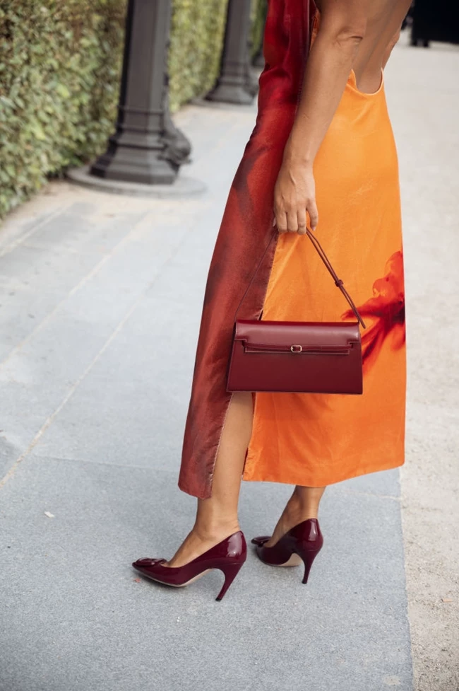 μπορντό τσάντα street style