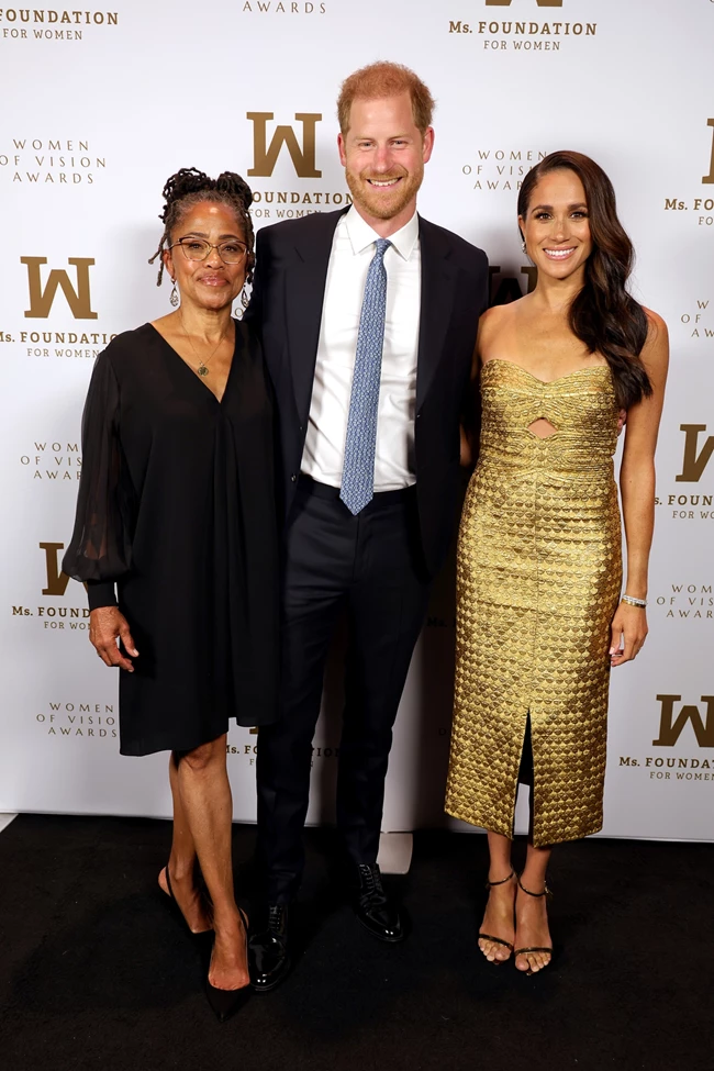 Η Meghan Markle έλαμψε μέσα στο ολόχρυσο φόρεμά της κατά τη νέα της εμφάνιση