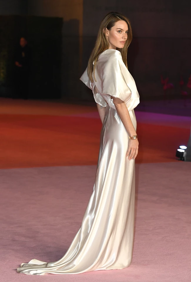 Camille Rowe | Η εντυπωσιακή εμφάνιση της συντρόφου του Τεό Νιάρχου στο Λος Άντζελες