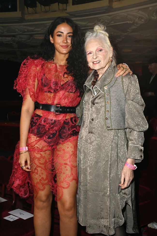 Cora Corré: "Η γιαγιά μου, Vivienne Westwood ήταν δυστυχισμένη επί χρόνια"