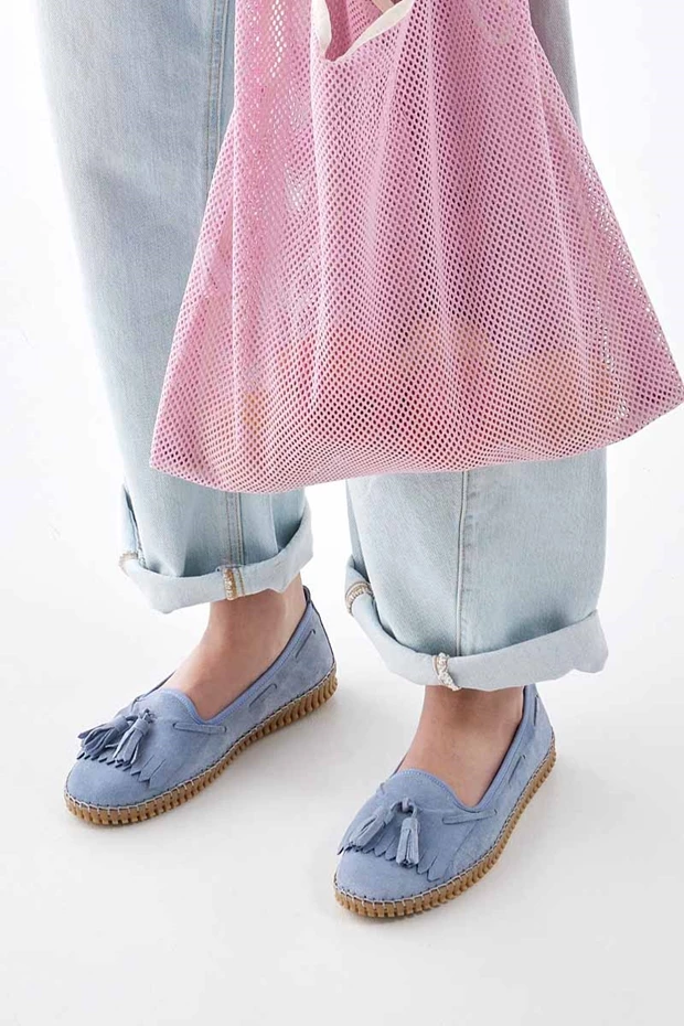 Τα suede fringe loafers είναι η πιο έξυπνη εναλλακτική των σανδαλιών αυτό το καλοκαίρι