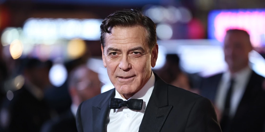 O George Clooney ετοιμάζεται να ξυρίσει το κεφάλι του