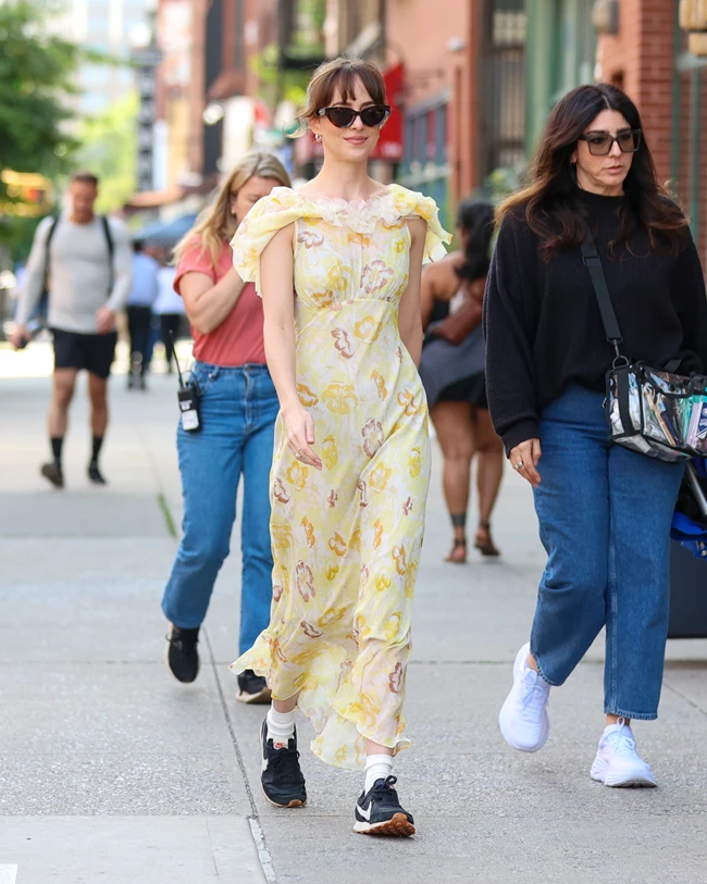 Dakota Johnson | Ο αναπάντεχος τρόπος με τον οποίο συνδύασε το αέρινο φόρεμά της