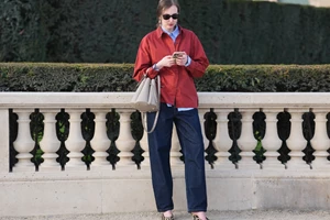 Το καφέ blazer από τη Zara που είναι ιδανικό για τη μεταβατική περίοδο προς την άνοιξη