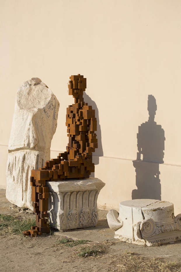 Art Club | Η Δήλος αποκτά το πρώτο έργο σύγχρονης τέχνης στον αρχαιολογικό της χώρο