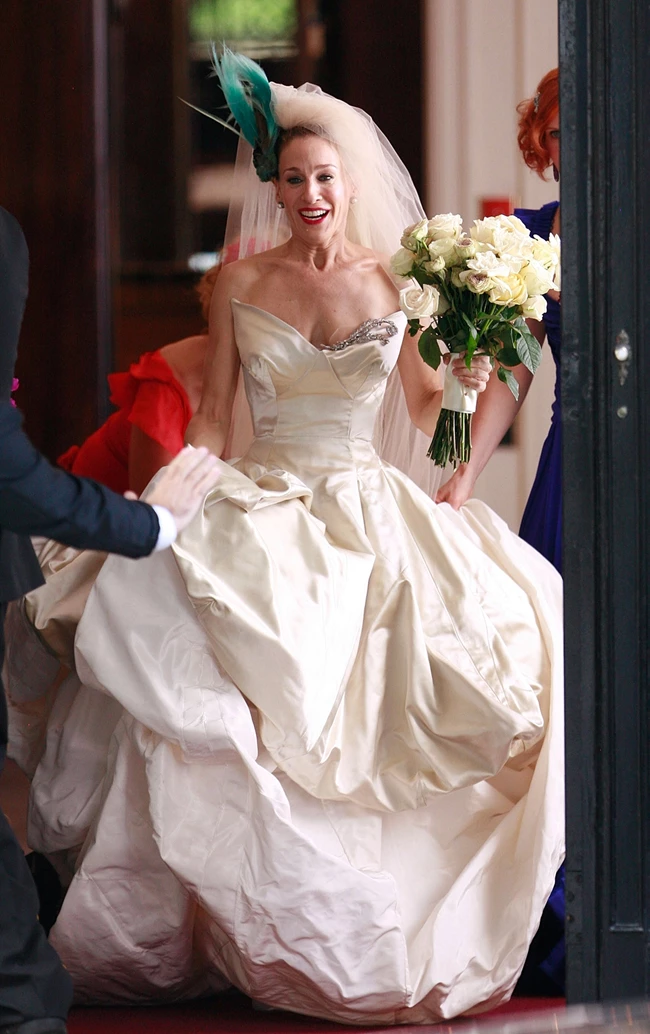 Vivienne Westwood | Όταν η Sarah Jessica Parker φόρεσε το iconic νυφικό της ως Carrie Bradshaw