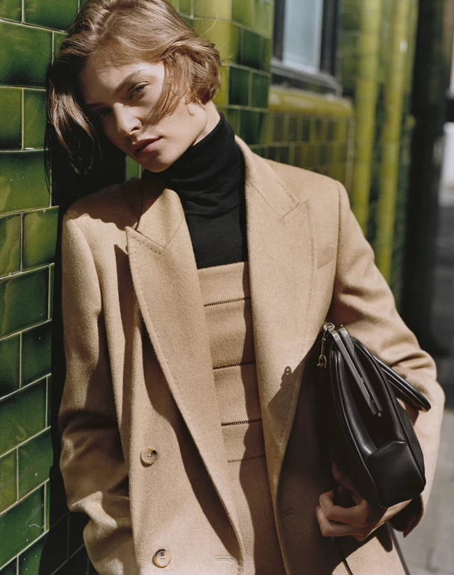 Η σύγχρονη ηρωίδα της Max Mara φοράει Olimpia Jacket