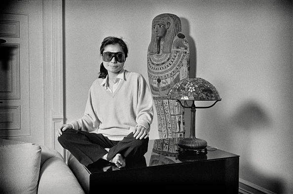 Yoko Ono | Η ευφυώς ρομαντική της σκέψη ξεδιπλώνεται σε μία νέα έκθεση στο Λονδίνο