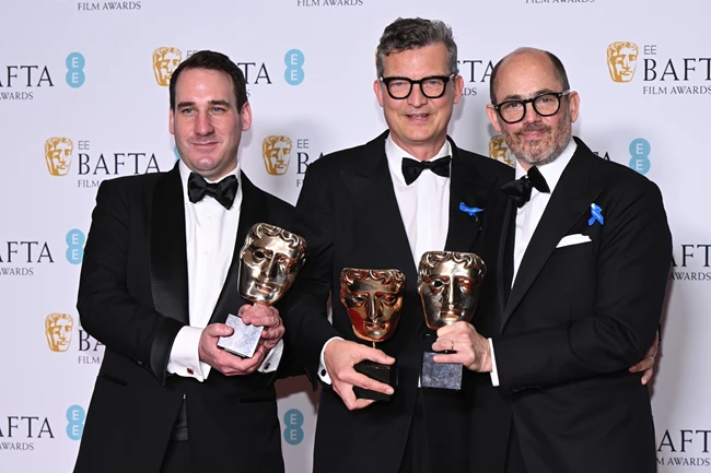 Bafta 2023 | Γιατί οι celebrities εμφανίστηκαν στο κόκκινο χαλί με μπλε κορδέλες;
