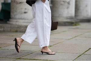 Τα πιο ωραία minimal looks για γυναίκες άνω των 50