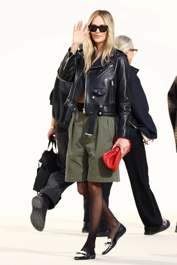 Charlize Theron | Η ανατρεπτική no shirt εμφάνιση στο show του οίκου Dior στο Παρίσι