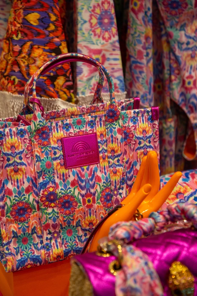 Kurt Geiger x Matthew Williamson | Η καλοκαιρινή συλλογή με τα χρωματιστά μοτίβα που θα κάνει upgrade στο θερινό στιλ