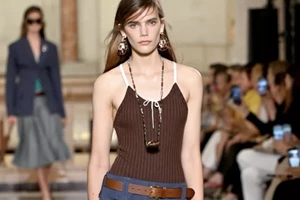 Αυτή η πλούσια μάσκα μαλλιών χρησιμοποιείται πριν το λούσιμο και χαρίζει λάμψη και μεταξένιο άγγιγμα