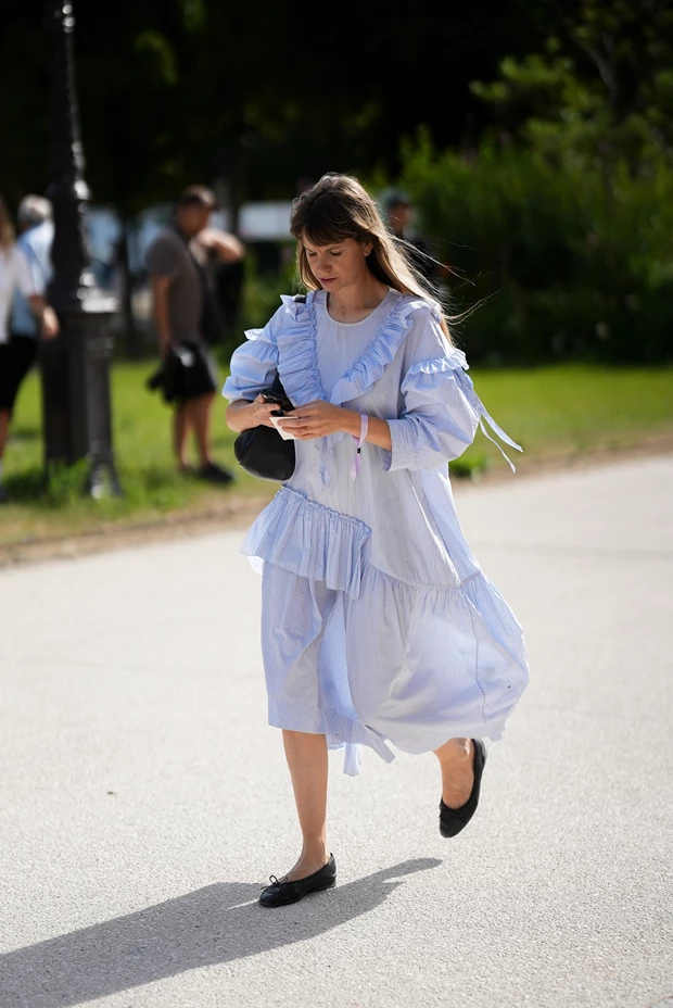 Γυναίκα σε street style look στο Παρίσι με γαλάζιο φόρεμα και μπαλαρίνες