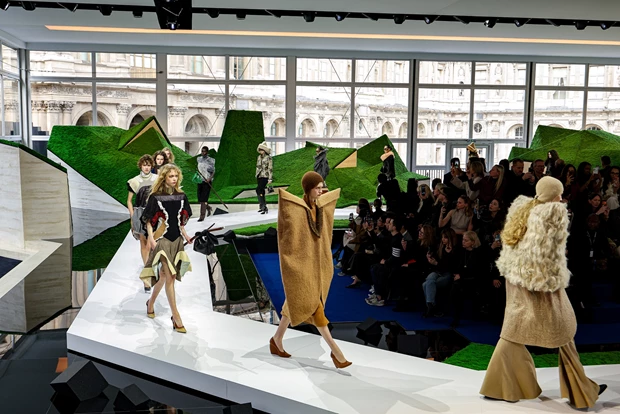 Τo νυφικό look της Zendaya και όλες οι εμφανίσεις των σταρ στο show του Louis Vuitton στο Παρίσι