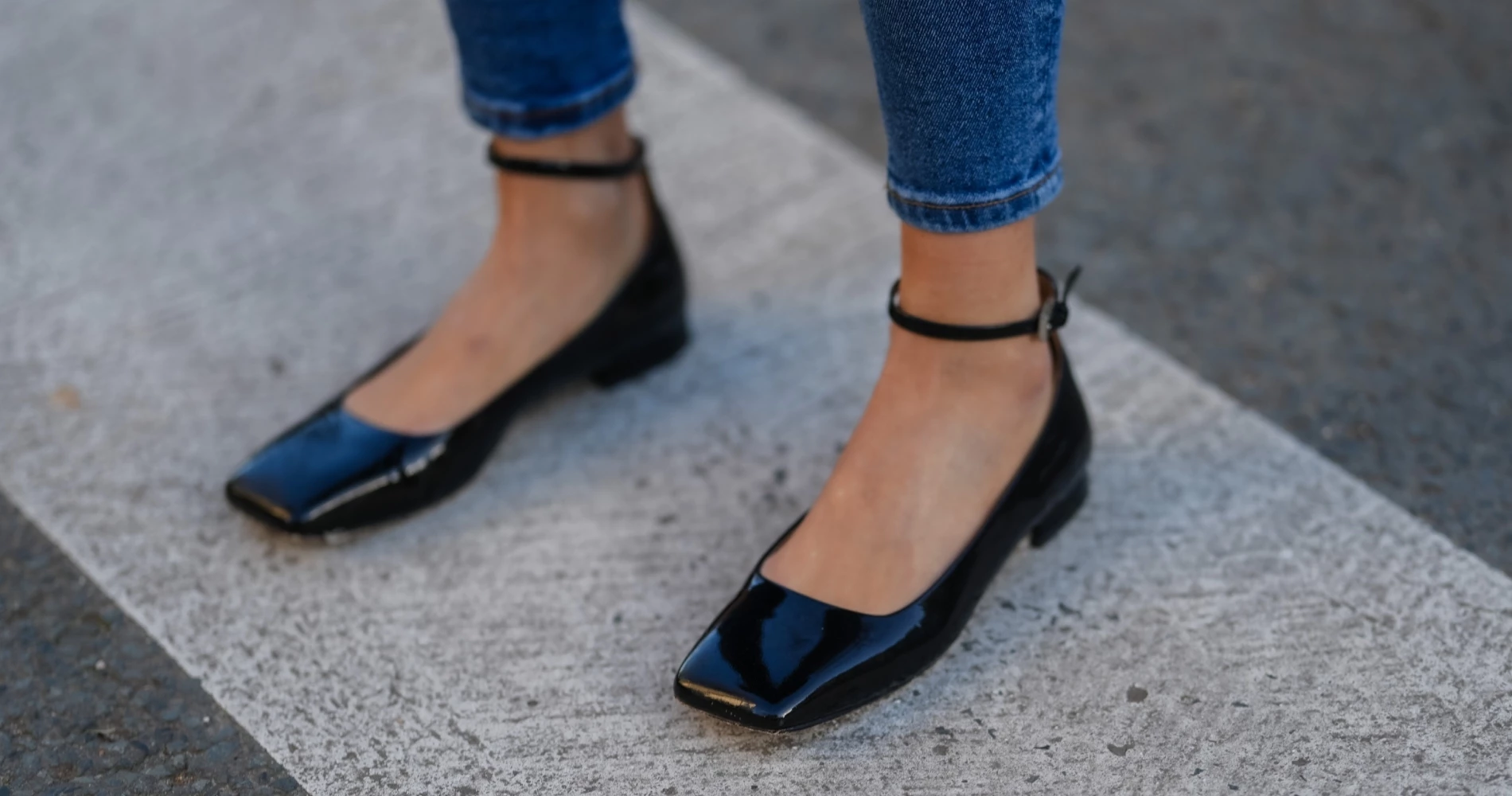 Οι λουστρινένιες μπαλαρίνες που θα σας κάνουν να ξεχάσετε τις γόβες στο ρεβεγιόν