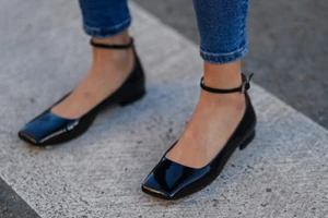 Μαύρες γόβες λουστρίνι | Η κομψή glossy επιλογή για τα γιορτινά σου looks