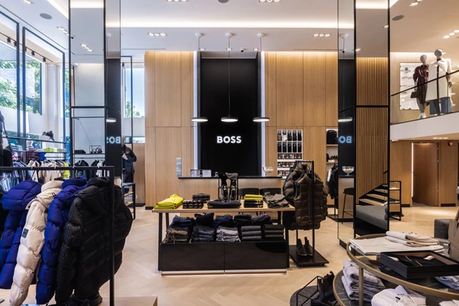 Η BOSS επαναλειτουργεί το κατάστημα στη Γλυφάδα με νέο concept