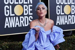 Lady Gaga | Η red carpet εμφάνισή της ως αγαλματίδιο των MTV VMAs