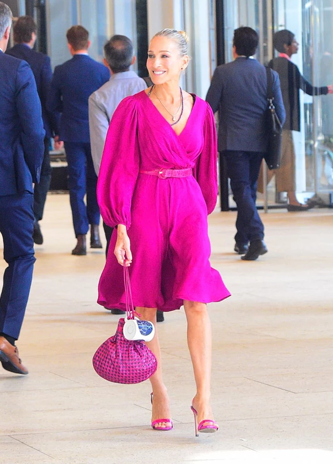 Η Sarah Jessica Parker υιοθέτησε το χτένισμα που κρύβει χρόνια από το πρόσωπο
