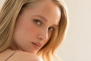 Τα αντιγηραντικά έλαια προσώπου που πρέπει οπωσδήποτε να δοκιμάσετε μετά τα 50