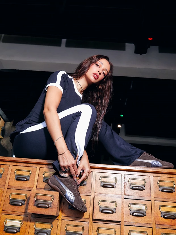 Η Ελένη Φουρέιρα ποζάρει με Puma Speedcat Lux sneakers.