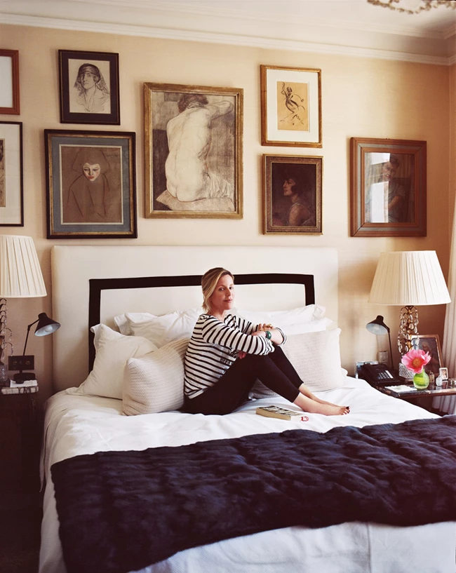 Στο υπνοδωμάτιό της με τοπ Dior