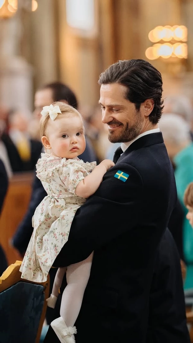 Η ενός έτους πριγκίπισσα Ines ήταν η πραγματική σταρ στα γενέθλια του παππού της βασιλιά Καρόλου Γουσταύου