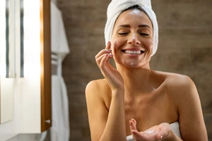 5 λαμπερά ξηρά έλαια σώματος για το shimmery look που ταιριάζει στο καλοκαίρι