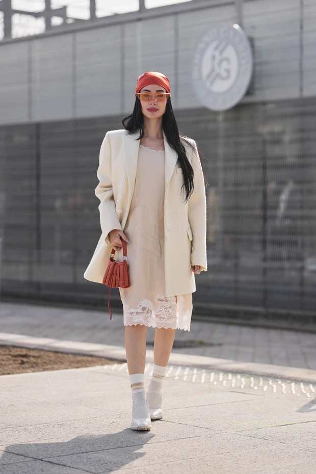 Λευκά παπούτσια με κάλτσες σε street style look με μπεζ φόρεμα και oversized blazer