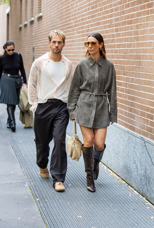 Σουέτ πουκάμισο και μπότες από Εβδομάδα Μόδας Μιλάνου.