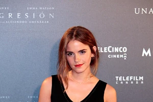 Emma Watson | Η επιστροφή στo Twitter και η απάντηση στις φήμες περί αρραβώνα