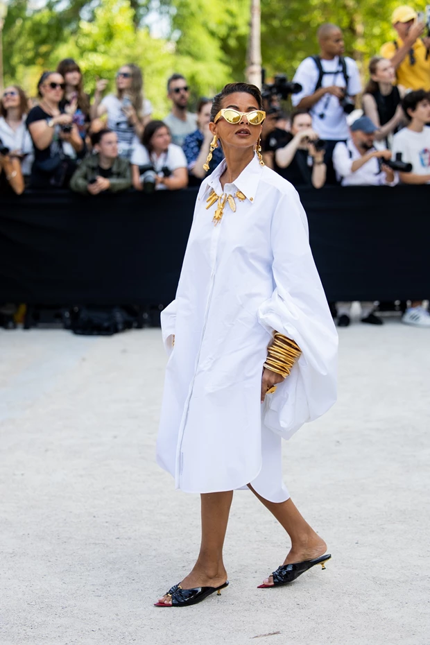 Εβδομάδα Μόδας Παρίσι γυναίκα με λευκό shirt dress και χρυσά κοσμήματα
