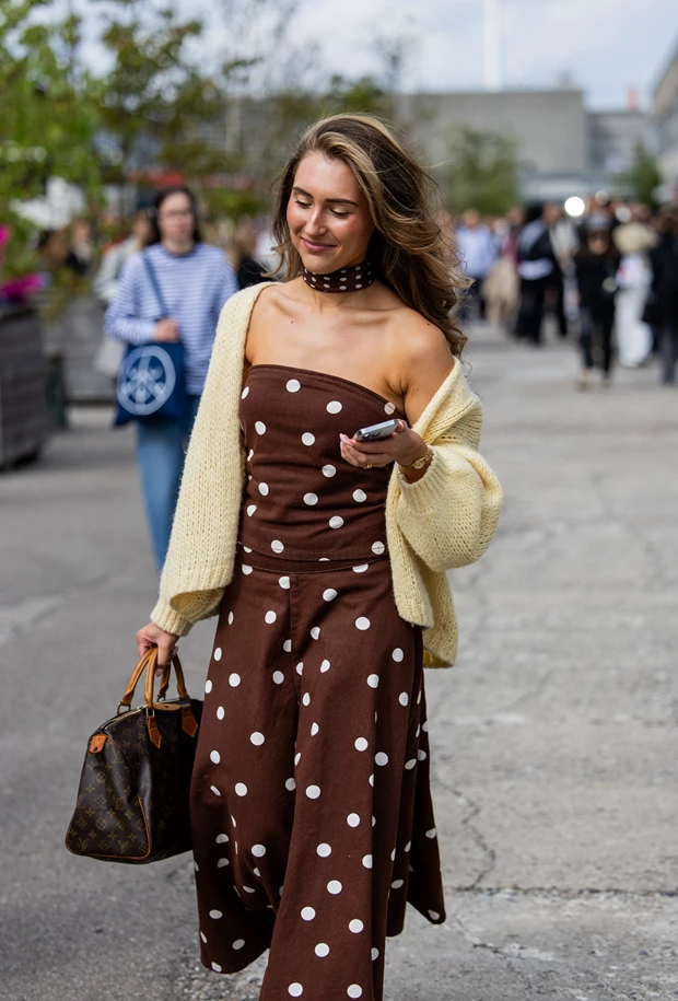 Καφέ φόρεμα street style