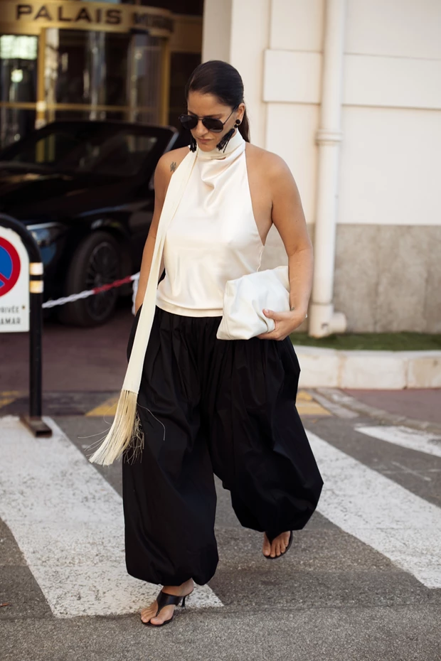 Street style εμφάνιση με μαύρο balloon παντελόνι και λευκό τοπ μεταξωτό
