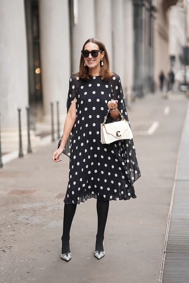 Λευκή τσάντα χειρός με μαύρο πουά φόρεμα, κομψό street style για άνοιξη 2026