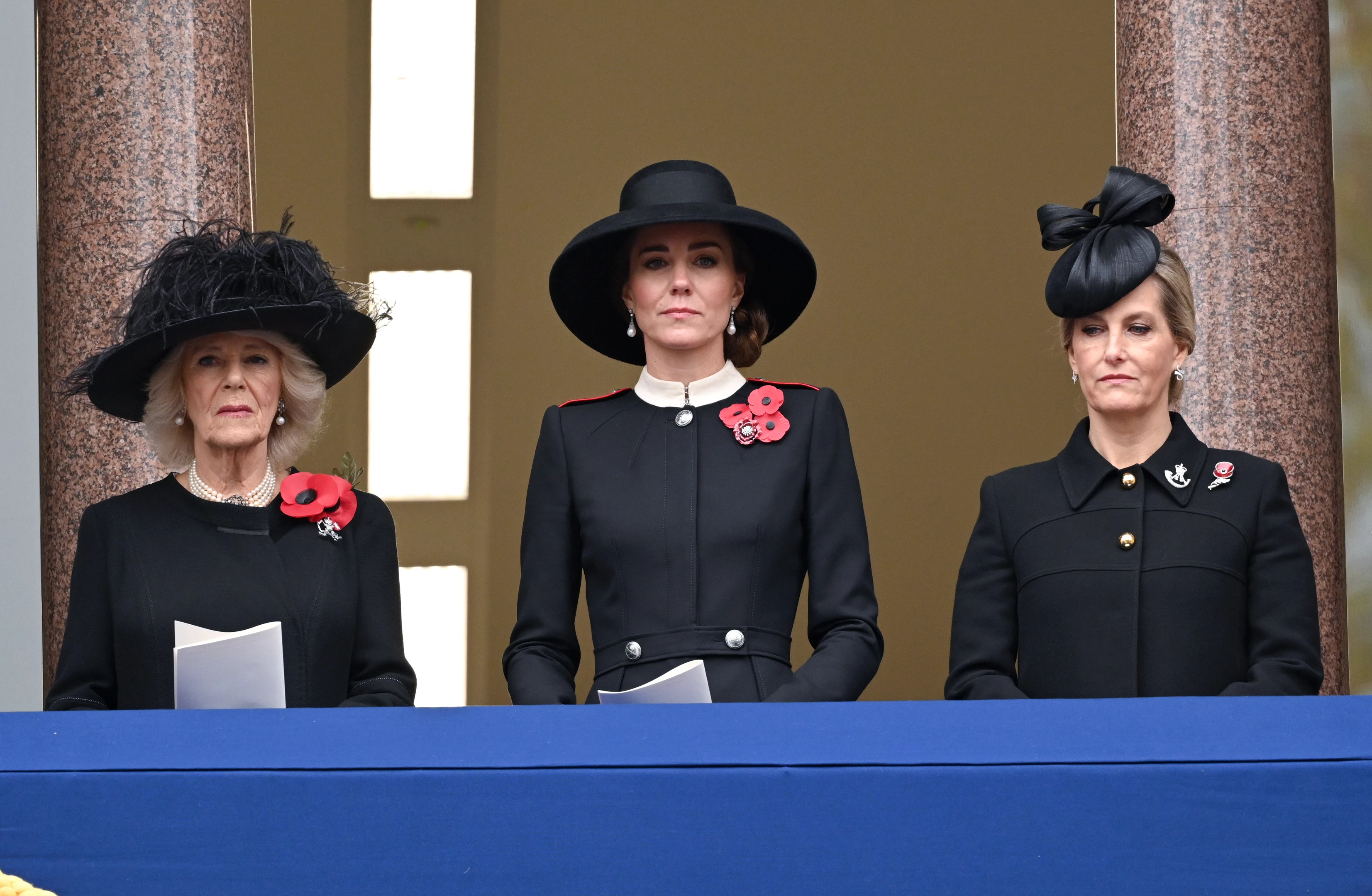 Kate Middleton | Πώς τίμησε την πριγκίπισσα Diana και τη βασίλισσα Ελισάβετ με το σπάνιο καπέλο που φόρεσε την Ημέρα των Βετεράνων