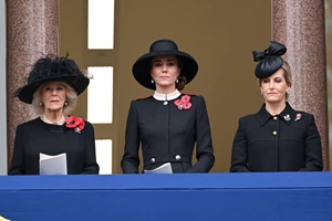 Kate Middleton | Πώς τίμησε την πριγκίπισσα Diana και τη βασίλισσα Ελισάβετ με το σπάνιο καπέλο που φόρεσε την Ημέρα των Βετεράνων