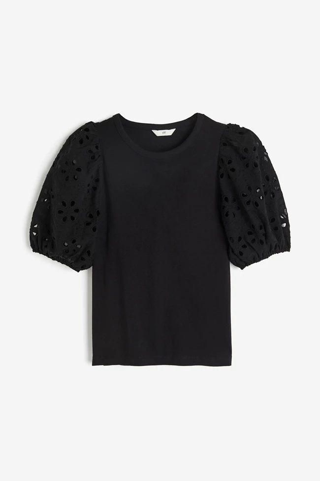 Μπλούζα με τρυπητό κέντημα στο μανίκι, H&M.