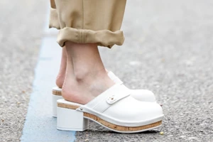 Πώς θα φορέσετε κομψά τα dad sandals