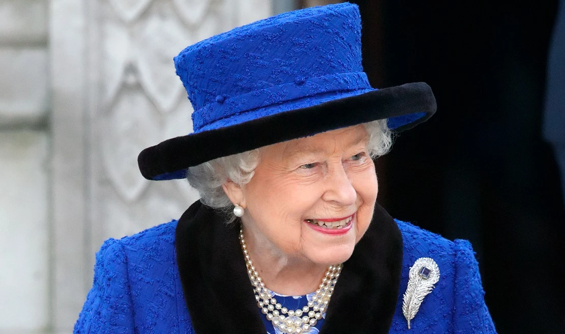 Κορωνοϊός | Η βασίλισσα Ελισάβετ φόρεσε μακριά λευκά γάντια για να προστατευεί από τον ιό