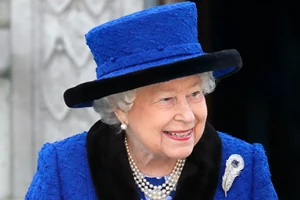 Κορωνοϊός | Η βασίλισσα Ελισάβετ φόρεσε μακριά λευκά γάντια για να προστατευεί από τον ιό