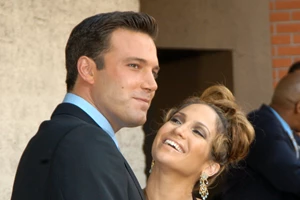 Wedding Bells | O Ben Affleck φωτογραφήθηκε να κοιτάζει μονόπετρα