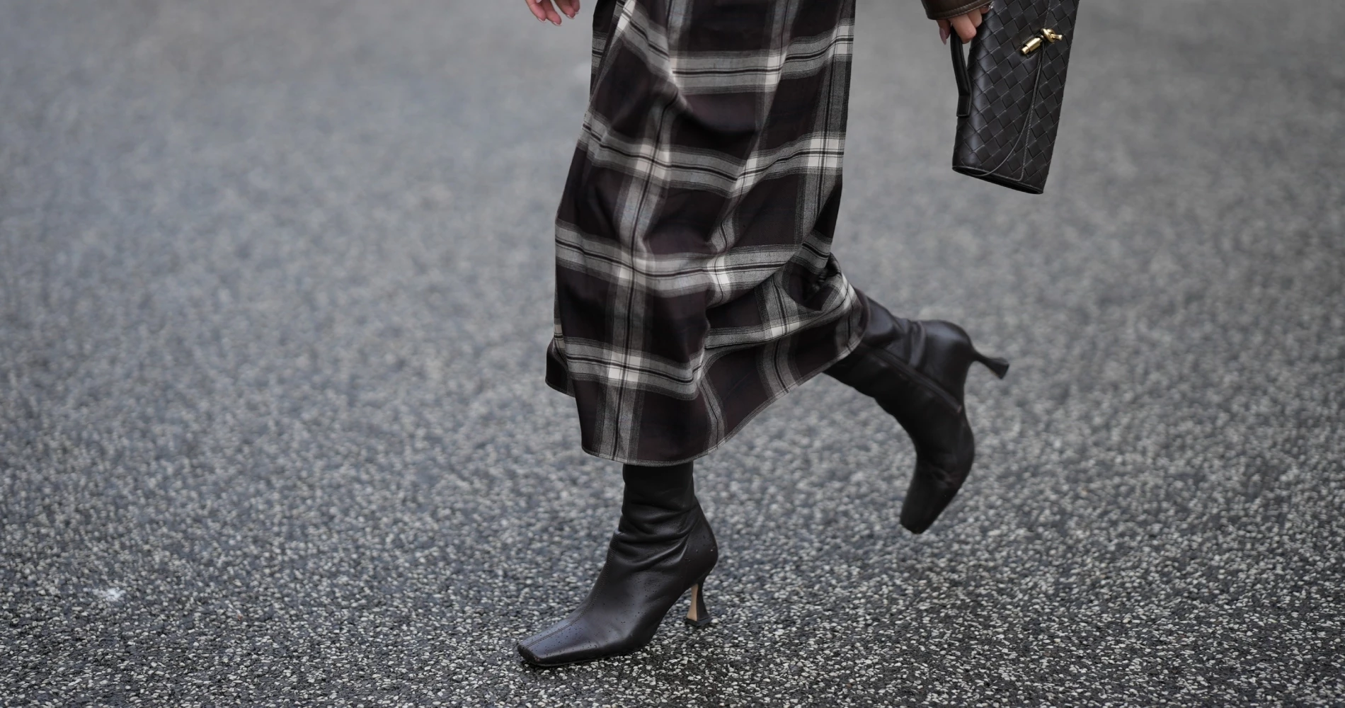 Αυτά τα μαύρα μποτάκια έχουν το ιδανικό τακούνι για κομψές εμφανίσεις από το πρωί ως το βράδυ