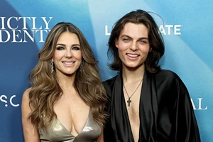 Elizabeth Hurley | Η φωτογραφία από τις διακοπές της στην Ελλάδα που έγινε viral