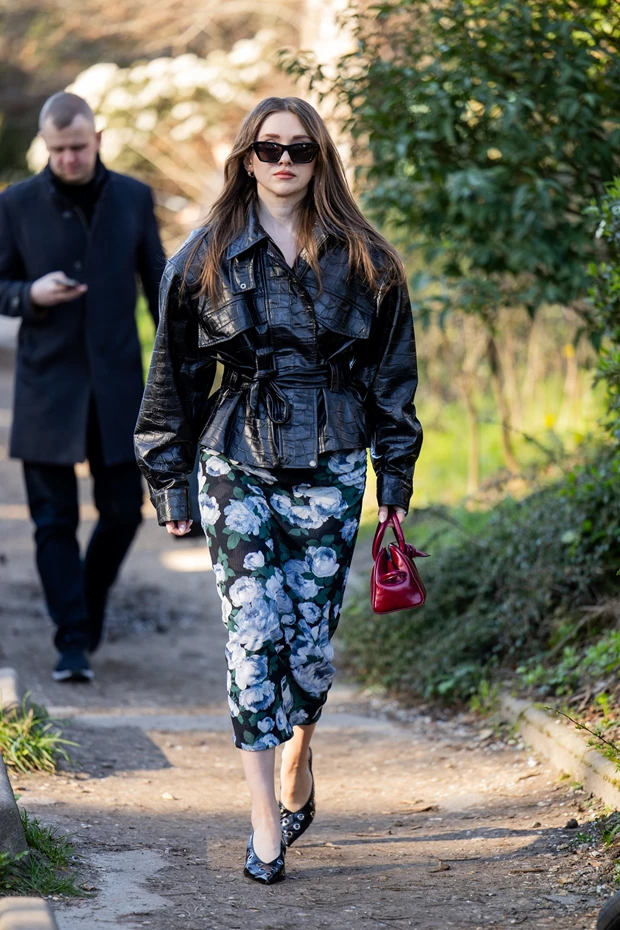 Street style look με μαύρο δερμάτινο jacket και midi floral φόρεμα.