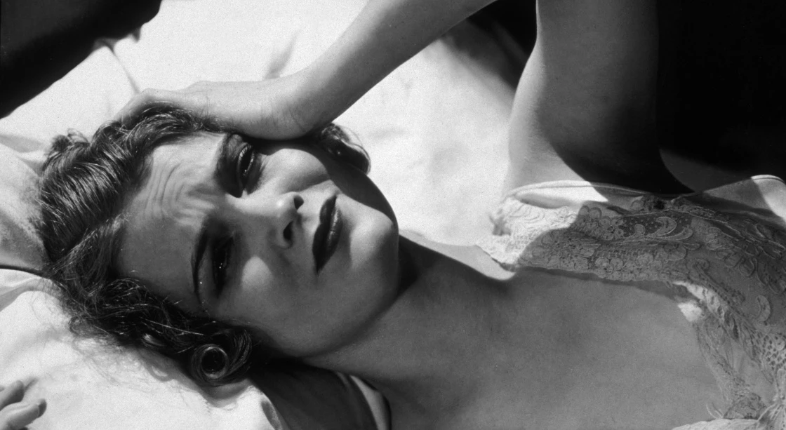 Οι ψυχολόγοι μίλησαν! Μόνο οι έξυπνοι άνθρωποι έχουν αυτή τη μικρή συνήθεια πριν κοιμηθούν