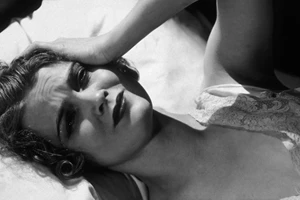 Οι ψυχολόγοι μίλησαν! Μόνο οι έξυπνοι άνθρωποι έχουν αυτή τη μικρή συνήθεια πριν κοιμηθούν